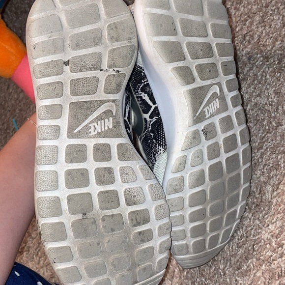 Nike. Size 7 Women’s Tennis Shoes - Picture 6 of 6